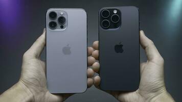 EE.UU, nuevo York - septiembre 15, 2023. iphone diseño comparación. acción. hombre es participación último versiones de iphones 14 y 15 Pro en manos. externo comparación de diseño de último iphones 14 y 15 Pro foto