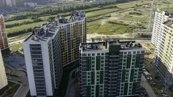 parte superior ver de edificio zona de residencial edificios movimiento. hermosa zona con nuevo de colores Alto edificios para residencial zona de moderno ciudad en verano foto