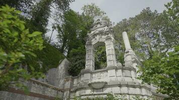 hermosa Roca arco con antiguo fuente. acción. hermosa fuente con Roca arco en Crimea. Monumento a ruso emperador en massandra palacio en Crimea foto