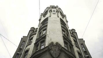 fondo ver en torre de antiguo edificio en antecedentes de nublado cielo. acción. antiguo blanco Roca edificio es arquitectónico Monumento de ciudad de Santo petersburgo histórico arquitectónico punto de referencia foto