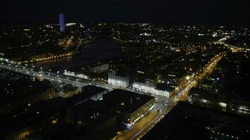 rascacielos con iluminación en ciudad a noche, parte superior ver desde uno edificio. noche ciudad con rascacielos parte superior vista. lapso de tiempo foto