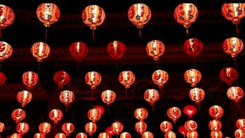 lanterna decoração para chinês Novo ano festivo festival China tradicional cultura dentro noite tempo, noite luz este rotaciona dentro Tempo a Sombrio luz comemoro chinês Novo ano é asiático. video