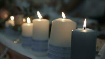 Encendiendo un vela con un partido a obtener un romántico luz de una vela. increíble andles y candelabros son en el mesa. permanecer luces con el pacífico antecedentes de religioso ceremonia. foto