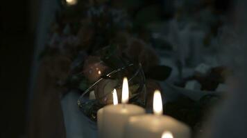 Encendiendo un vela con un partido a obtener un romántico luz de una vela. increíble andles y candelabros son en el mesa. permanecer luces con el pacífico antecedentes de religioso ceremonia. foto