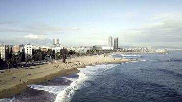 ver de el hoteles y el concurrido playas de el recurso ciudad. existencias. parte superior ver de el ciudad situado en el playa en un soleado día foto