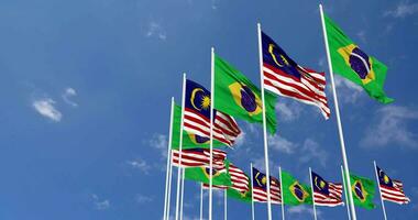 Malaysia und Brasilien Flaggen winken zusammen im das Himmel, nahtlos Schleife im Wind, Raum auf links Seite zum Design oder Information, 3d Rendern video