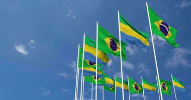 Gabão e Brasil bandeiras acenando juntos dentro a céu, desatado ciclo dentro vento, espaço em esquerda lado para Projeto ou Informação, 3d Renderização video