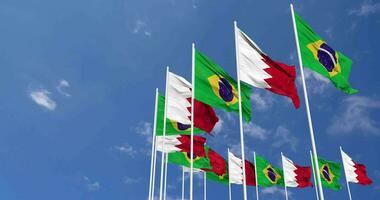 bahrain e brasile bandiere agitando insieme nel il cielo, senza soluzione di continuità ciclo continuo nel vento, spazio su sinistra lato per design o informazione, 3d interpretazione video