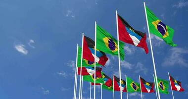 antigua en Barbuda en Brazilië vlaggen golvend samen in de lucht, naadloos lus in wind, ruimte Aan links kant voor ontwerp of informatie, 3d renderen video