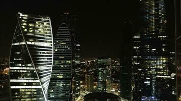 aéreo ver de negocio distrito en Moscú con el millones de brillante luces, grande ciudad vida concepto, Rusia. valores imágenes. maravilloso noche paisaje de rascacielos a noche. foto