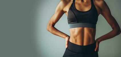ai generado generativo ai, deportivo mujer con genial abdominal músculos muestra estómago en ropa de deporte en neutral antecedentes foto