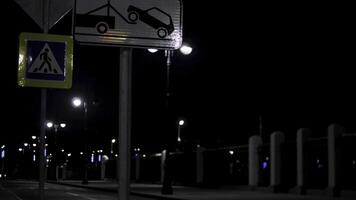 vacío residencial calle en el tarde noche con la carretera señales y linternas en negro cielo antecedentes. valores imágenes. noche urbano calle iluminado por neón luces. foto