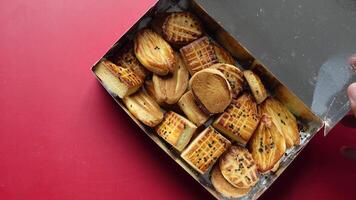 Haut vue de sucré biscuits dans une paquet video