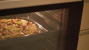 un Pizza siendo cocido en el horno. video