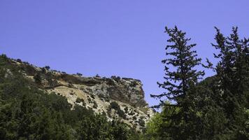 rocoso montaña. rocoso acantilado en el antecedentes de azul cielo. naturaleza antecedentes foto