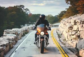 ai generado un jinete en un marrón motocicleta es yendo abajo un la carretera en el otoño foto