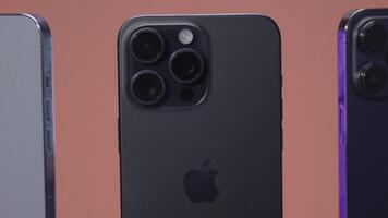 nuevo York - septiembre 15, 2023. iphones de diferente generaciones en comparación. acción. comparación de nuevo iphone 15 con versiones 14 y 13 generaciones diseño de iphones 13, 14 y 15 promax versiones foto