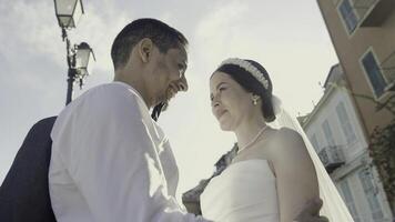 un Boda fiesta con contento caras. acción. el recién casados en quién el Rosa pétalos son arrojado actitud y sonrisa brillantemente siguiente a el registro oficina. foto