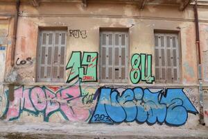 Atenas, Grecia, diciembre 15 2023 vistoso pero ilegal pintada borracho en paredes y ciudad edificio en Atenas foto