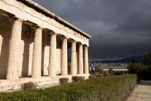 lado ver de el templo de hefesto situado dentro el antiguo ágora en Atenas, Grecia foto