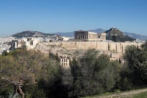 ver de el acrópolis, Partenón y Lycabettus colina desde Filopappos colina en Atenas, Grecia foto