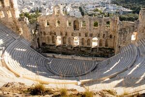 ver de dentro de el Odeón de herodes ático teatro a el acrópolis foto
