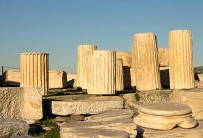 algunos de el muchos restos de templos y otro estructuras ese lata ser encontró en parte superior de el acrópolis en Atenas, Grecia foto