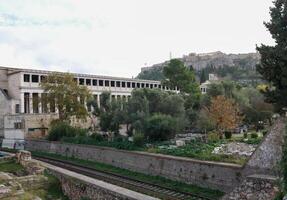 tren pistas ese correr junto a el antiguo ágora en Atenas, Grecia foto