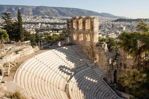 ver de dentro de el Odeón de herodes ático teatro a el acrópolis foto