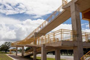 recién construido elevado peatonal pasarela en noroeste brasilia foto