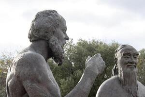 estatua de Sócrates y Confucio dentro el antiguo restos en Atenas Grecia foto