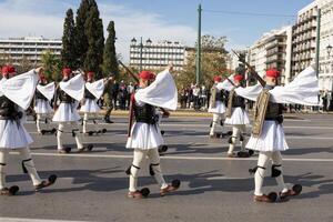 Atenas, Grecia, diciembre 24 2023 soldado de el presidencial Guardia de marcha hacia el parlamento para el ceremonial cambiando de el Guardia de el tumba de el desconocido soldado. foto