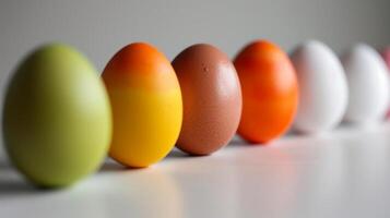 ai generado un fila de huevos con diferente de colores unos en frente de ellos foto