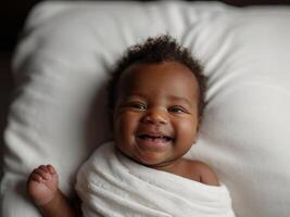 ai generado pacífico recién nacido felicidad un sereno negro del bebe sonrisa capturado en un blanco cama, simbolizando salud y felicidad foto