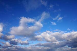 cielo con nubes en soleado día foto