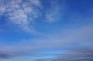 cielo con nubes en soleado día foto