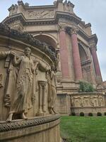 hembra esculturas y estatuas en el arquitectura de palacio de multa letras en san francisco California foto