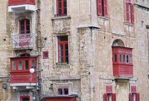 tradicional maltés balcones y ventanas foto