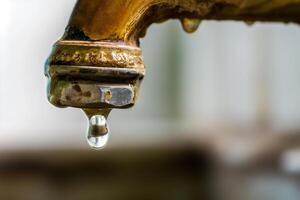 ai generado agua grifo con soltar de agua. superficial profundidad de campo. foto