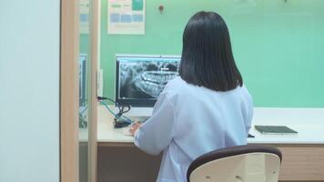 porträt der zahnärztin, die in der zahnklinik arbeitet, zahnuntersuchung und gesundes zähnekonzept video