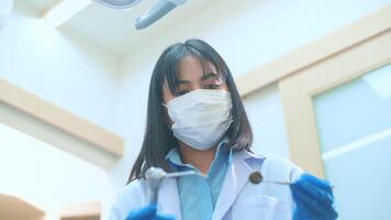 mujer dentista sosteniendo una sonda dental y un espejo revisando al paciente en la clínica dental, control de dientes y concepto de dientes sanos video