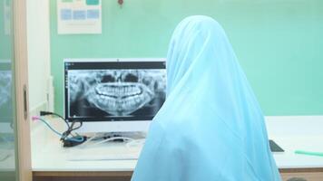 ritratto di dentista musulmano femminile che lavora in clinica dentale, controllo dei denti e concetto di denti sani video