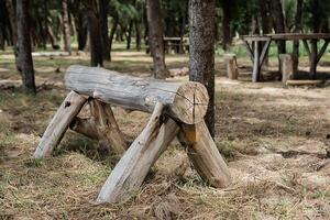 de madera silla en arena foto