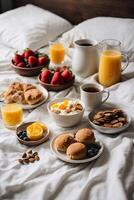 ai generado un hermosamente conjunto desayuno mesa con un variedad de delicioso platos y humeante tazas de café foto