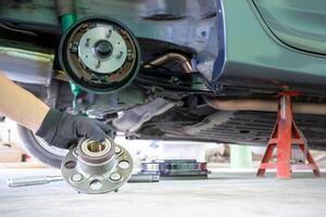 mano un hombre poner rueda Llevando de coche mantenimiento concepto básico taller y Servicio foto