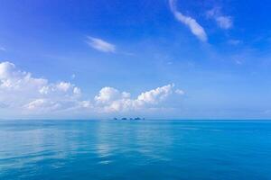 naturaleza ver de el mar, claro azul cielo y blanco nube antecedentes textura foto