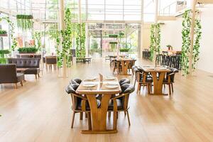 dentro el restaurante ver y mesa silla para comer hermosamente arreglado y decorado hacer eso delicioso a comer foto