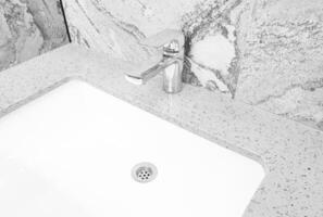 negro y blanco concepto color de antiguo inoxidable acero cromo grifo baño y polvo en el superficie hacer no limpiar y sensor para automático abierto y cerca agua suministro foto