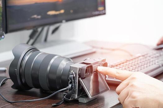 negocio concepto foto de fotógrafo empujar fondo en cámara y trabajando desde su con computadora en hogar