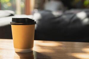 tomar lejos taza de café en de madera mesa. foto